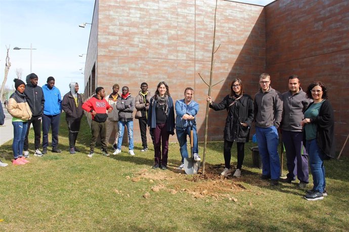 Binéfar planta una paulownia para conmemorar el Día Internacional de la Mujer