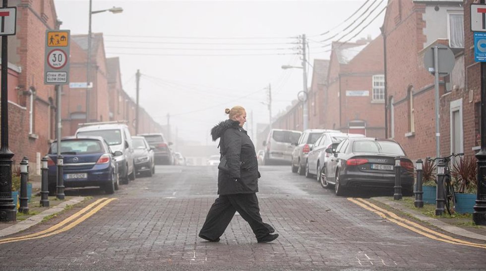 Archivo - Una mujer pasea por una calle de Dublín, Irlanda