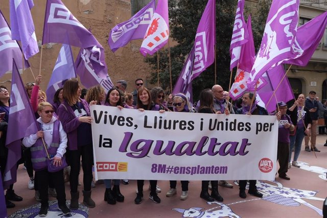 Asistentes de la manifestación por el 8M en Tarragona