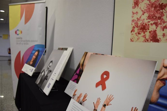 Una fotografía con un lazo rojo, símbolo del VIH, en la exposición 'Itinerantas', organizada por el Ministerio de Sanidad y la Coordinadora Estatal de VIH/Sida (CESIDA) para dar visibilidad a las mujeres con VIH. En Madrid (España), a 8 de marzo de 2023.