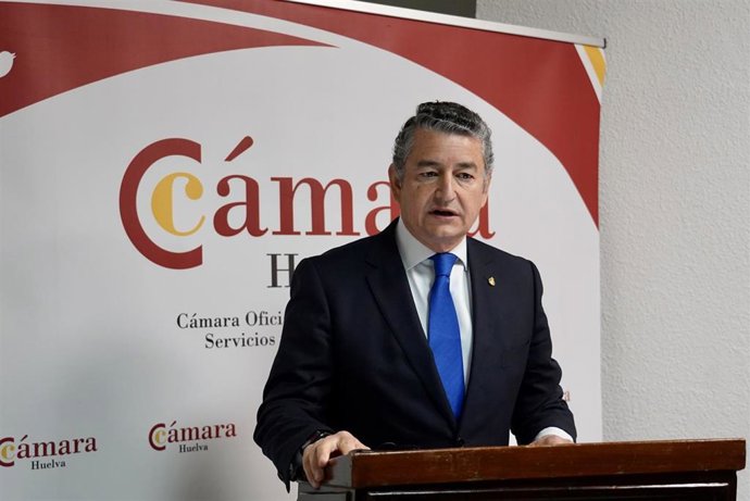 El consejero de la Presidencia, Interior, Diálogo Social y Simplificación Administrativa, Antonio Sanz, participa en un encuentro con empresarios onubenses.