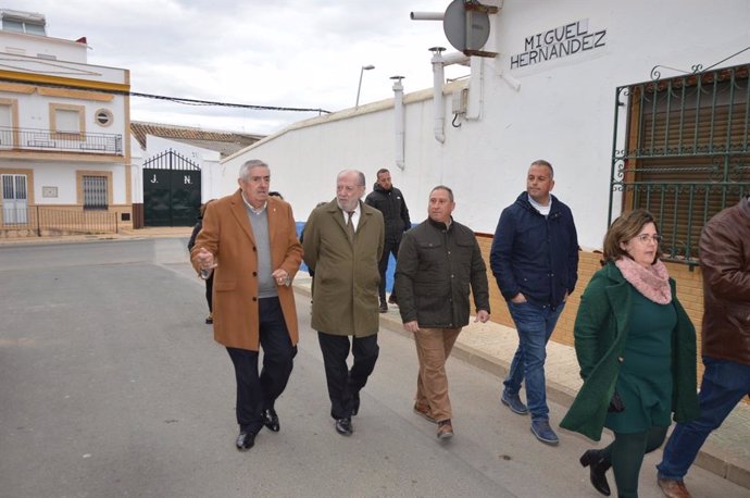 El presidente de la Diputación de Sevilla, Fernando Rodríguez Villalobos, segundo por la izquierda, en una reciente visita a Alcolea.