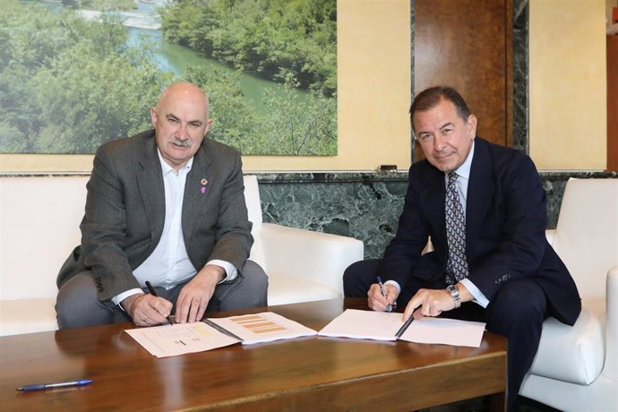 El vicepresidente Aierdi y el directivo de la empresa Vuxap XXI, Alfonso Inchausti, en el momento de la firma.