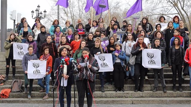 El Movimiento Feminista vasco, concentrado en Bilbao con motivo del 8-M, ha planteado una huelga general ante "los recortes" y por "el derecho colectivo al cuidado"