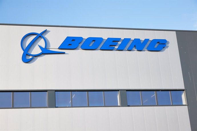 Archivo - The logo of the Aircraft industry company Boeing is pictured at the company's distribution center in Henstedt-Ulzburg. 