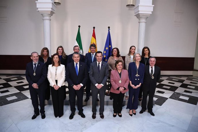 El presidente de la Junta de Andalucía, Juanma Moreno, posa junto a los integrantes del Consejo Consultivo.