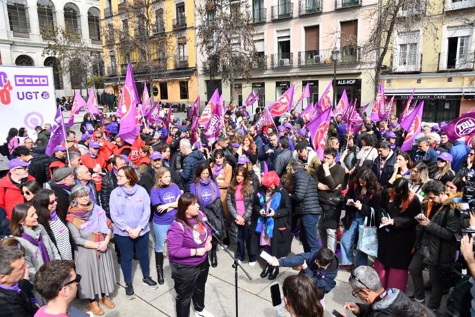 UGT y CCOO se han concentrado para pedir igualdad laboral, acabar con las brechas y luchas por los derechos de todas las mujeres.