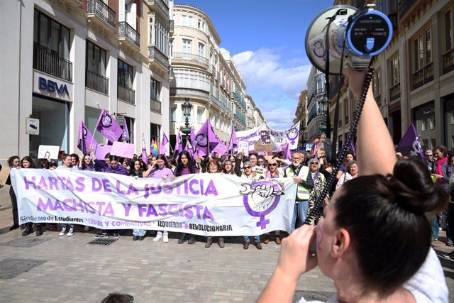 Cientos de estudiantes se manifiestan por las calles de la capital malagueña, convocada por el Sindicato de Estudiantes que llaman a la huelga estudiantil feminista por el 8M, Día Internacional de la Mujer. A 8 de marzo de 2023 en (Málaga, Andalucía)
