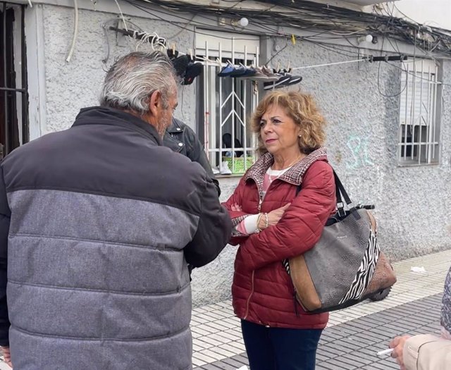 La candidata del PP a la Alcaldía de San Juan de Aznalfarache, María Luisa Moya, se ha desplazado este miércoles a la barriada de Santa Isabel para informar a los vecinos de la concesión de una ayuda de 5,7 millones para rehabilitar 304 viviendas.