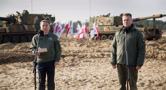 Los ministros de Defensa de Corea del Sur y Polonia, Lee Jong Sup y Mariusz Blaszczak, respectivamente.