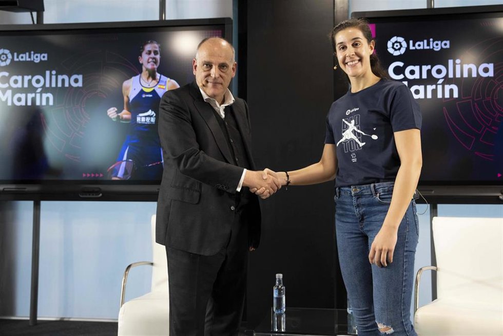 Javier Tebas y Carolina Marín tras la firma del acuerdo de colaboración