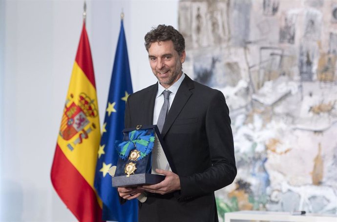 Archivo - El exjugador de baloncesto Pau Gasol posa con la Gran Cruz de la Real Orden del Mérito Deportivo en La Moncloa en junio de 2022.