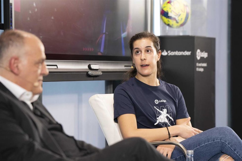 La jugadora de bádminton Carolina Marín y el presidente de LaLiga, Javier Tebas.