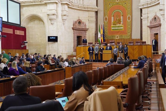 Lectura de un manifiesto por el 8M en el Parlamento andaluz en ausencia de diputados de Vox.