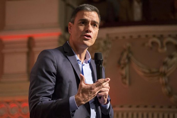Archivo - El secretario general del PSOE y presidente del Gobierno, Pedro Sánchez, durante su intervención en un acto con colectivos sociales, vecinales y deportivos, en el Gran Teatro de Huelva en octubre de 2019.