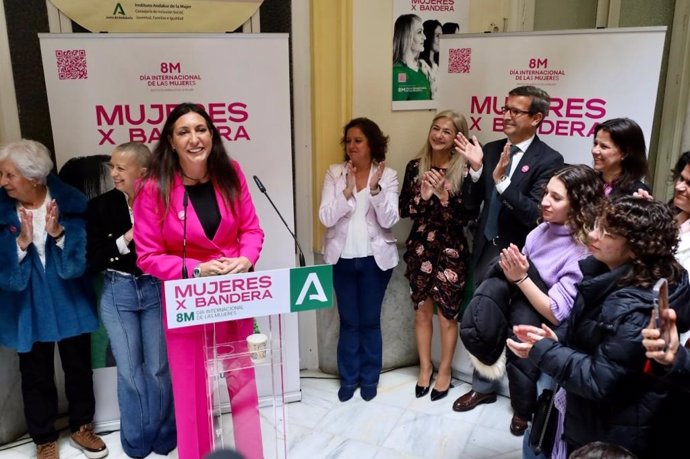 Loles López en el acto 'Mujeres por bandera' con motivo del 8M.