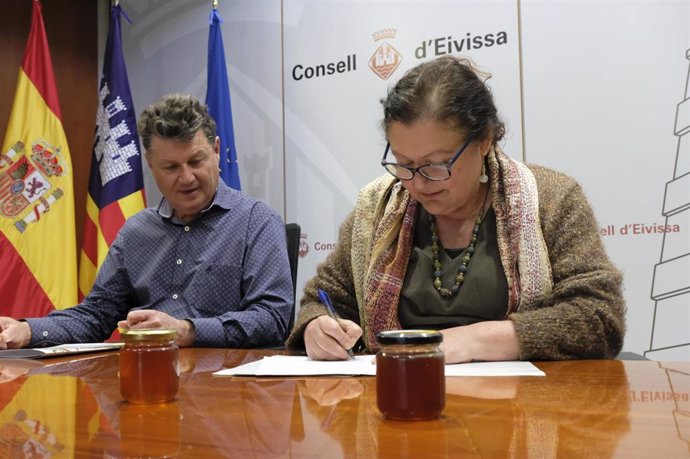 La consellera de Agricultura, Pesca y Alimentación, Mae de la Concha, durante la firma del documento.