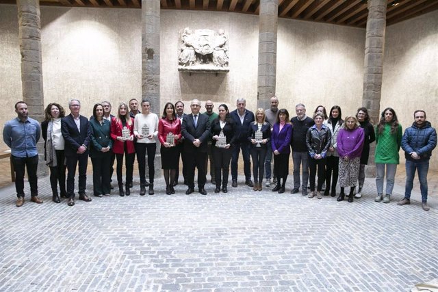 El alcalde de Pamplona, Enrique Maya, y miembros de la Corporación municipal, junto a las mujeres galardonadas en el acto celebrado con motivo del 8M de 2023