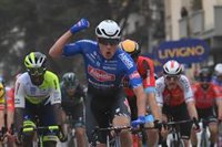 Philipsen gana en la Tirreno tras la escabechina de su compañero Van der Poel