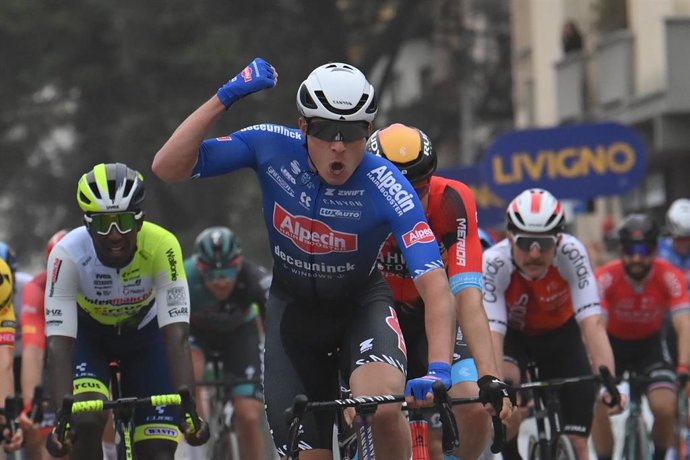 El ciclista belga Jasper Philipsen (Alpecin-Deceuninck) ganó este miércoles la tercera etapa de la Tirreno-Adriático, disputada entre Follonica y Foligno sobre 216 kilómetros