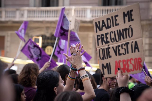 Varias mujeres aplauden durante una manifestación convocada por el Sindicato de Estudiantes y ‘Libres y Combativas’ por el 8M, Día Internacional de la Mujer, a 8 de marzo de marzo de 2023, en Barcelona, Catalunya (España). 