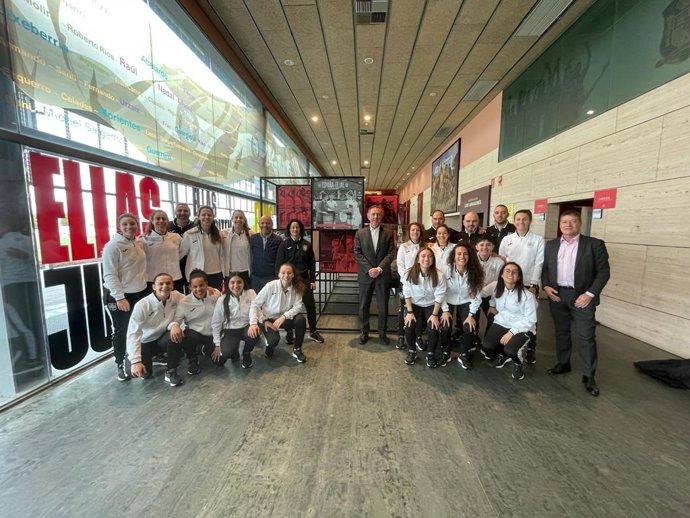 La RFEF conmemora el 8-M con una exposición sobre la mujer futbolista en España.