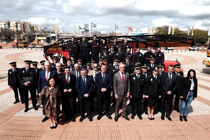 El alcalde de Sevilla, Antonio Muñoz, y el delegado de Gobernación, Fiestas Mayores y Área Metropolitana, Juan Carlos Cabrera, en el centro de la imagen , en el acto de entrega de distinciones a los bomberos en Fibes.