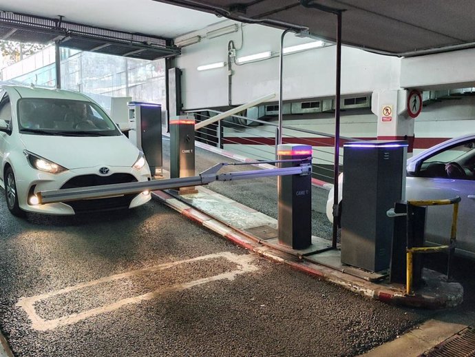 Coche entrando a un aparcamiento de la SMAP