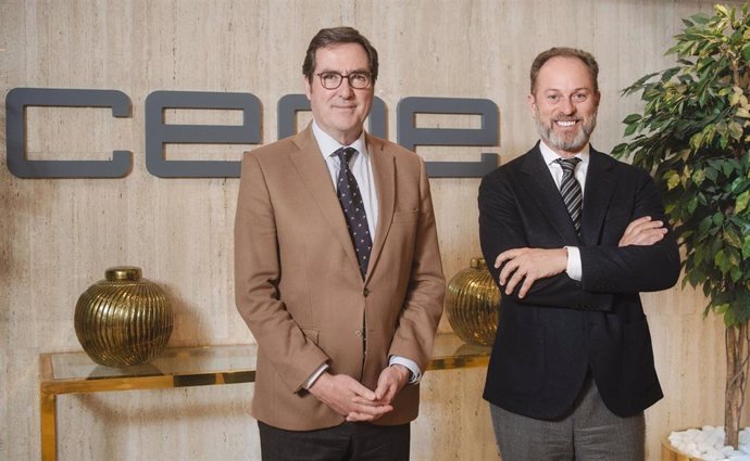 El presidente de la CEOE (i), Antonio Garamendi, y el director ejecutivo regional de IPG Mediabrands, David Colomer.