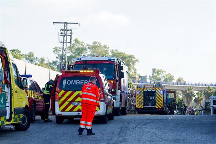 Archivo - Efectivos de bomberos en la fábrica de aluminio donde se ha producido el incendio a 02 de junio del 2022 en Dos Hermanas (Sevilla, Andalucía). (Foto de archivo).
