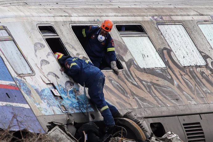 Efectivos de emergencia trabajan entre los restos de dos trenes siniestrados en Grecia