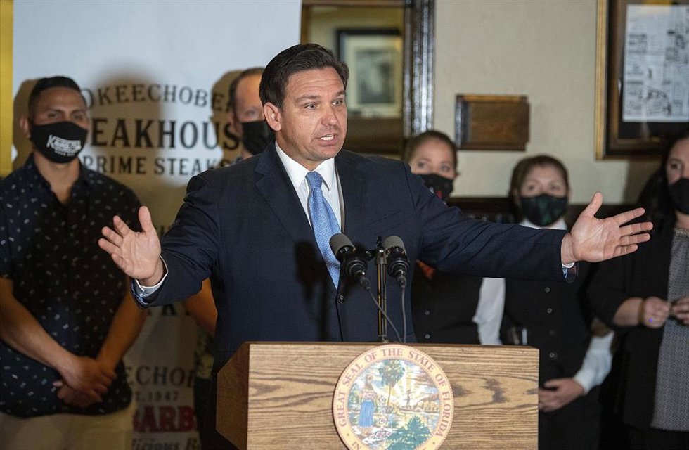 Archivo - El gobernador del Estado de Florida, Ron DeSantis, durante un acto