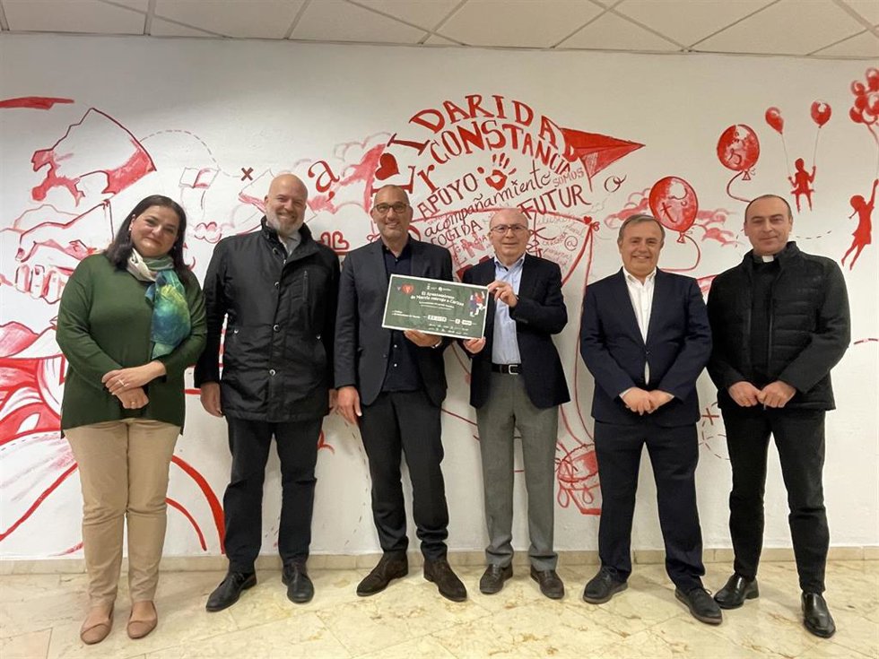 Responsables d  Ayuntamiento de Murcia, UCAM Murcia CF y Real Murcia formalizan la entrega a Cáritas de la recaudación del partido benéfico que enfrentó a ambos clubes el pasado 30 de diciembre