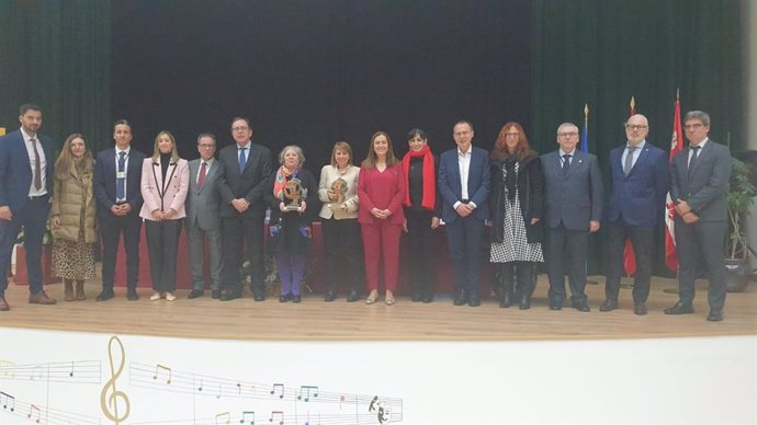 Autoridades y premiadas con los galardones 'Izcala' en el centro de Topas (Salamanca).