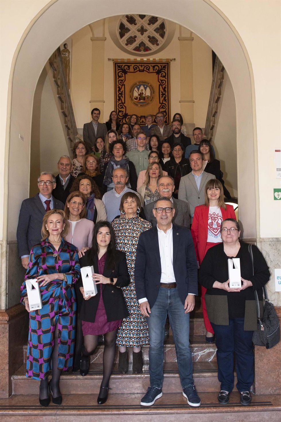 Fotografía de familia tras la entrega de los distintivos