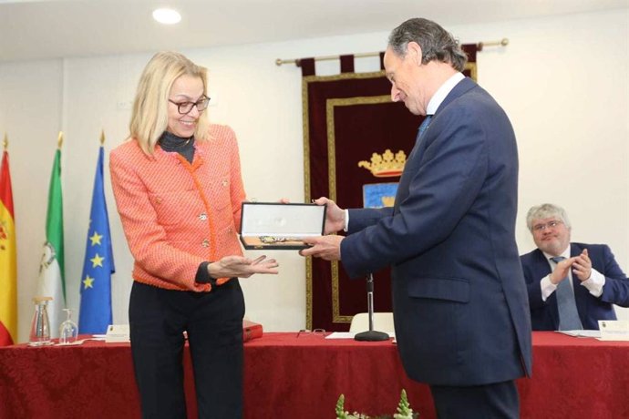 El alcalde de Chiclana, José María Román, entrega a la embajadora de la República Federal de Alemania en España, Maria Margarete Gosse, la Llave de la Ciudad concedida al pueblo alemán