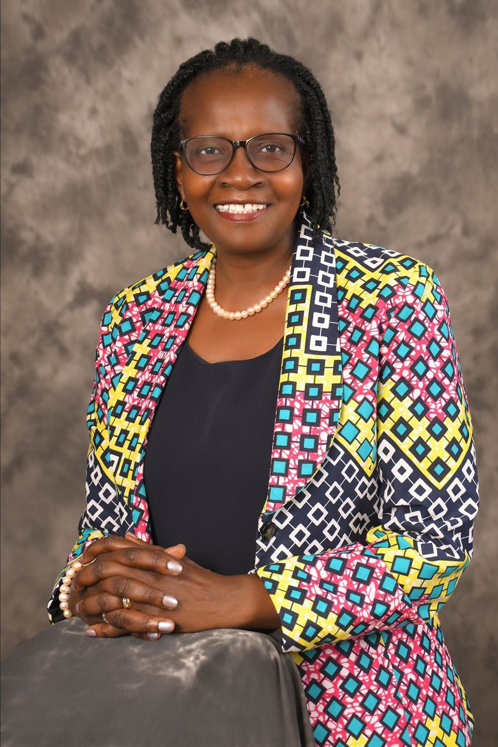 La científica keniana Florence Oloo con el Premio Harambee 2023.