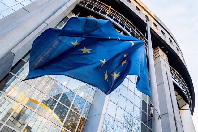 Archivo - Bandera de la Unión Europea en Bruselas.