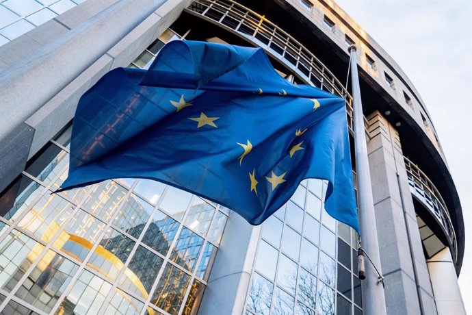 Archivo - Bandera de la Unión Europea en Bruselas.