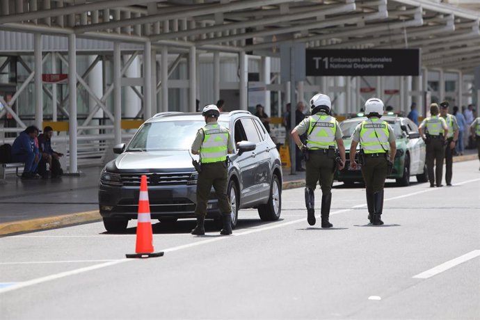 Archivo - Carabinieros de Chile en el Aeropuerto de Santiago