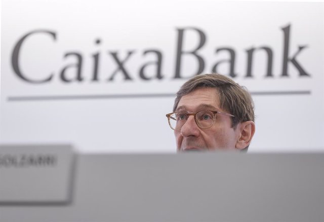 Archivo - El presidente de CaixaBank, José Ignacio Goirigolzarri, interviene durante una rueda de prensa en la Sede social de CaixaBank