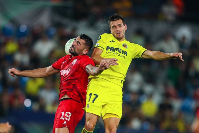 Archivo - Giovani Lo Celso pelea un balón en el Villarreal CF-Hapoel Beer-Sheva de la Conference League 2022-2023