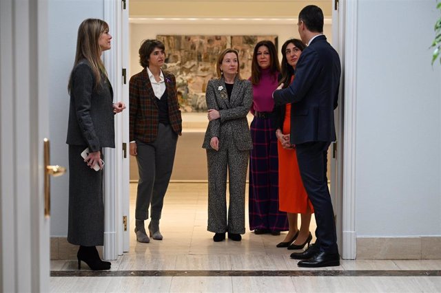 El presidente del Gobierno, Pedro Sánchez, junto a su mujer, Begoña Gomez y un grupo de directivas durante un encuentro en La Moncloa por el Día Internacional de la Mujer.