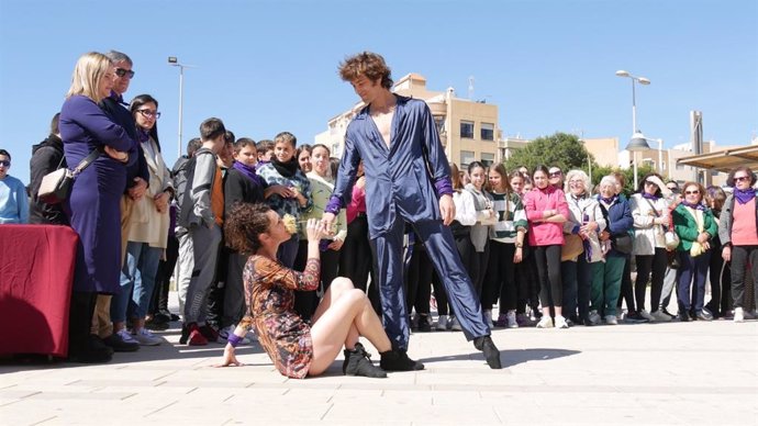 Espectáculo 'Manipulación' mostrado por el 8M en Adra (Almería).