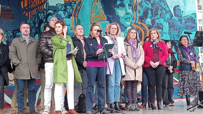 Mari Luz Marques y Karmele Acedo, junto a la alcaldesa de Barakaldo, Amaia del Campo,  y miembros de la corporación municipal.