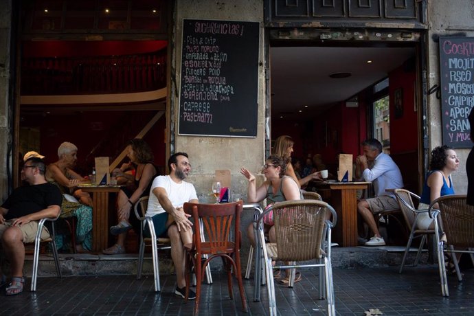 Archivo - Varias personas sentadas en terrazas en la plaza dels ngels del Raval 