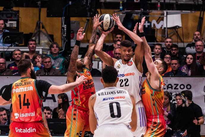 Edy Tavares rodeado de jugadores durante el Real Madrid-Valencia Basket de la Copa del Rey 2023