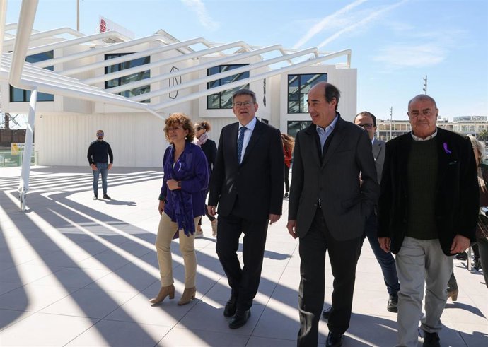 El president de la Generalitat, Ximo Puig, y la consellera de Innovación,Universidades, Ciencia y Sociedad Digital, Josefina Bueno, en la inauguración de la quinta sede de Distrito Digital en Alicante.