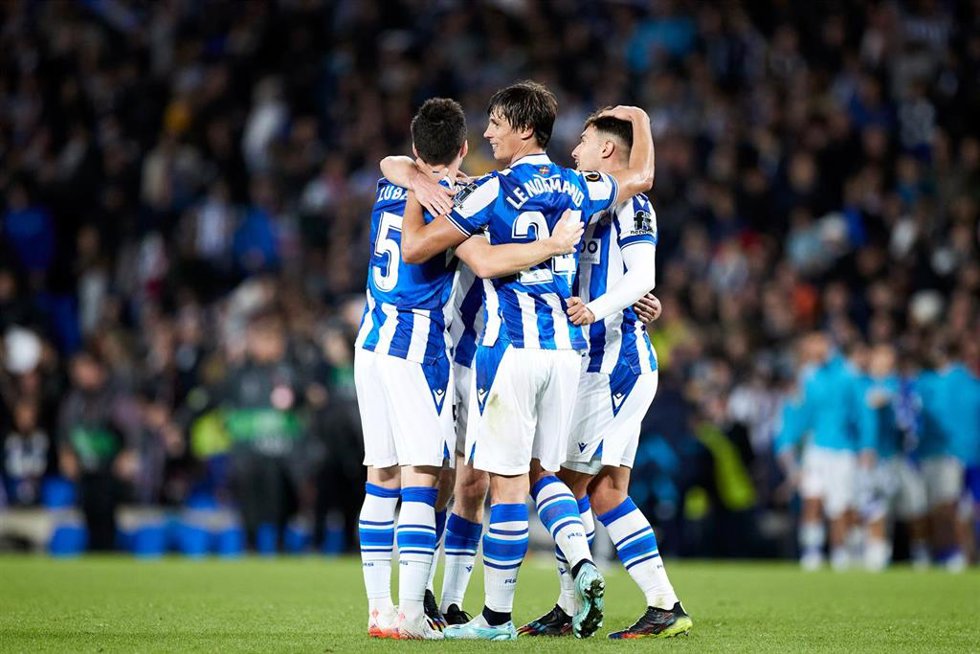Archivo - Robin Le Normand e Igor Zubeldia (Real Sociedad) celebran en un partido ante el Manchester United.
