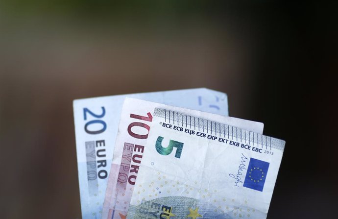 Archivo - Billetes de 20, 10 y 5 euros